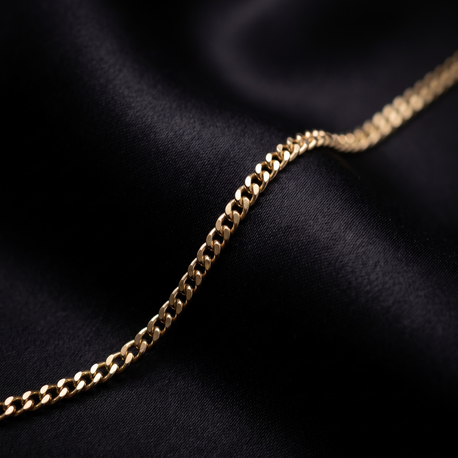 Chaîne Maryam en or laminé 14K sur soie sombre